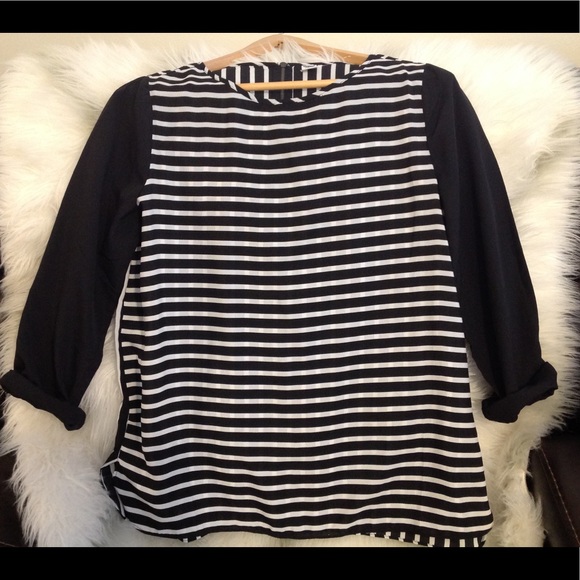 Old Navy Tops - 💥4 for $20💥 NWOT Black & White Striped Top/Med
